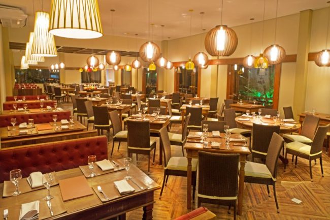Restaurante com mesas postas