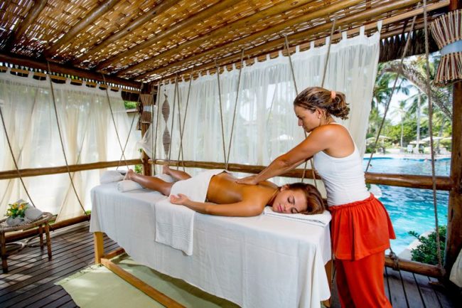 Spa com massagens próximo a piscina