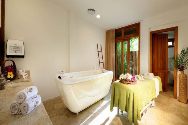 Spa trazendo procedimentos de imarsão com massagens