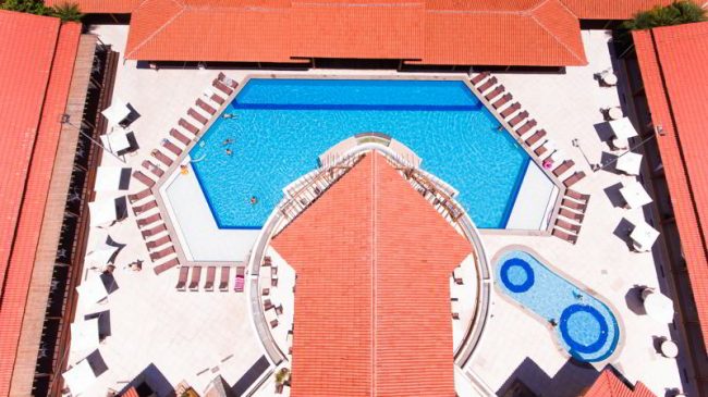 Vista aérea da piscina no Porto Seguro Praia Resort