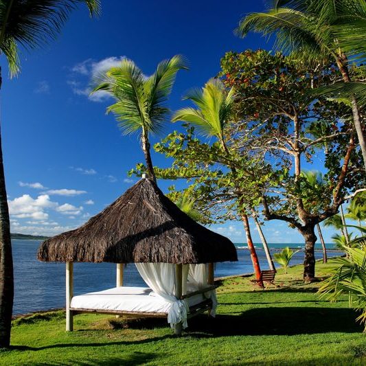 Relaxe e aproveite o sol em nosso gazebo à beira-mar. Resorts em Araial d'Ajuda.