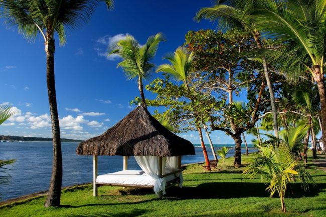 Relaxe e aproveite o sol em nosso gazebo à beira-mar. Resorts em Araial d'Ajuda.