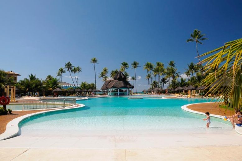 Vista panorâmica da piscina ideal para família