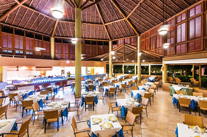 Restaurante Coqueiros com vista panorâmica das mesas postas