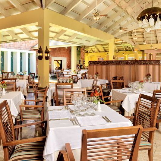 Restaurante Pelô com mesas postas
