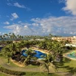 Vista aérea panorâmica do Iberostar Resort com detalhes das piscinas