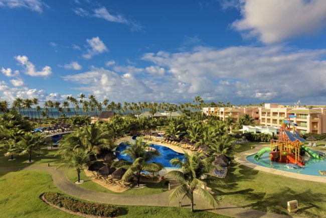 Vista aérea panorâmica do Iberostar Resort com detalhes das piscinas