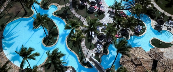 Piscinas integradas à natureza local: o Transamerica Resort Comandatuba esbanja beleza.