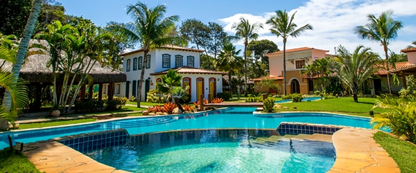 Um dos resorts mais aconchegantes da Bahia, o Vila Angatu tem inspiração colonial.
