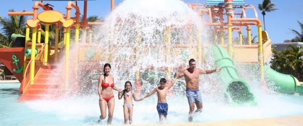 Muitas diversões aquáticas estão à espera dos pequenos e seus pais no Iberostar Praia do Forte.