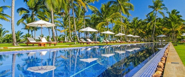 Enormes piscinas e visuais incríveis à beira-mar são encontrados em resorts na costa baiana.