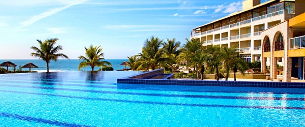 No Costão do Santinho há uma magnífica piscina com borda infinita.
