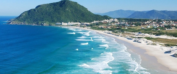 A encantadora Praia do Santinho, em Florianópolis, onde se localiza o resort Costão do Santinho.
