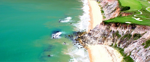 Na Praia do Taípe, famosa pelas imensas falésias, está localizado do Club Med Trancoso.