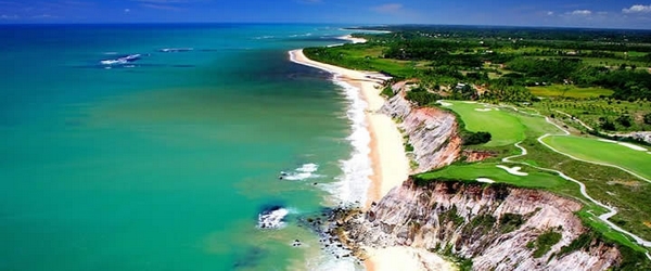As incríveis falésias são características das praias da região de Trancoso, na Costa do Descobrimento.