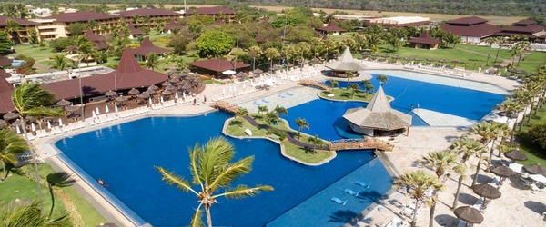 A enorme piscina do Vila Galé Marés: Elite Resorts vende pacotes para os resorts all inclusive da Bahia.