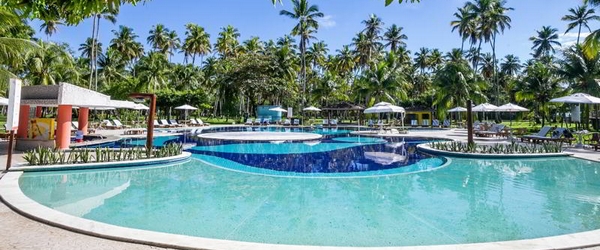 A bela piscina do Patachocas; descubra como escolher o resort ideal para suas férias na Bahia.