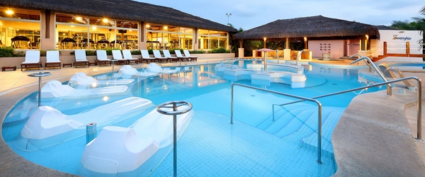 Uma das sensacionais piscinas do resort.