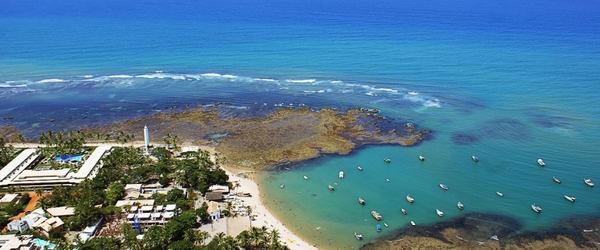 Vista panorâmica da bela Praia do Forte, na Bahia.