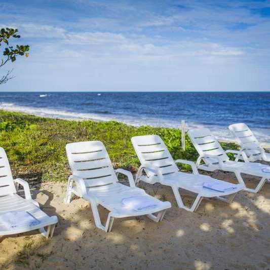 Cadeiras na praia do Vila Angatu Eco Resort & Spa