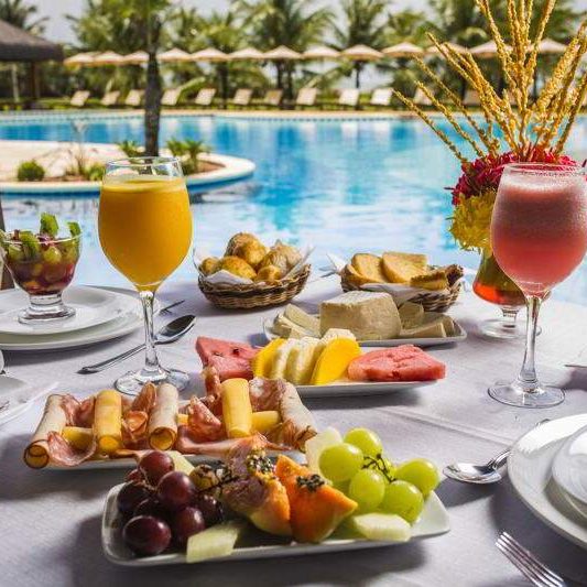 Café servido à beira da piscina no Vila Angatu Eco Resort & Spa