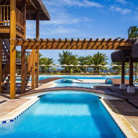 Detalhes do acesso lateral à piscina no Vila Angatu Eco Resort & Spa