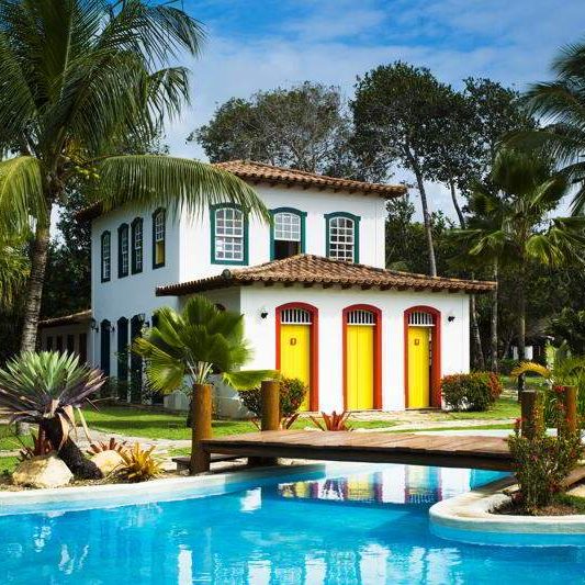 Detalhes da fachada colonial com piscina no Vila Angatu Eco Resort & Spa