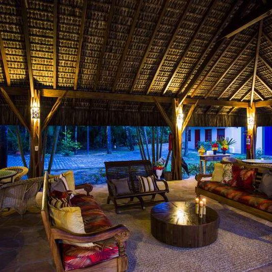 Estrutura principal do Vila Angatu Eco Resort & Spa com vista para a piscina