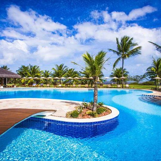 Ilha na piscina central do Vila Angatu Eco Resort & Spa