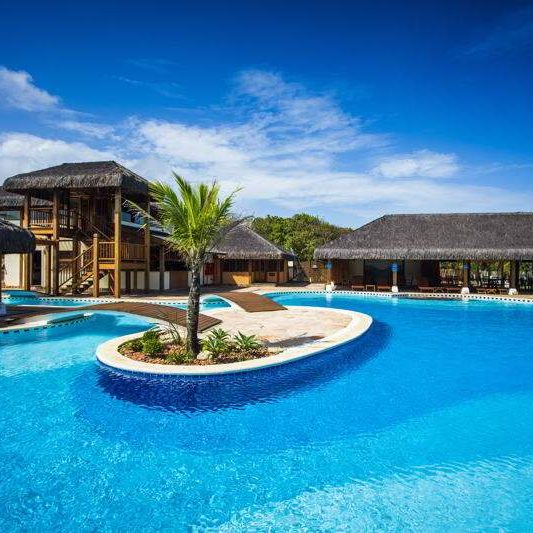 Piscina principal com bar molhado no Vila Angatu Eco Resort & Spa