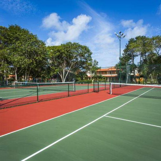 Quadras de tênis disponíveis para hóspedes no Vila Angatu Eco Resort & Spa